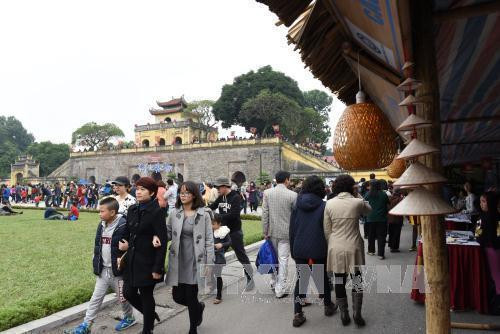 Người dân tham quan Hoàng thành Thăng Long. Ảnh TTXVN Người dân tham quan Hoàng thành Thăng Long. Ảnh TTXVN