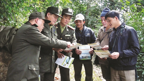 Lực lượng kiểm lâm tuyên truyền về công tác bảo vệ rừng cho bà con dân tộc sinh sống trong vùng lõi Vườn Quốc gia Ba Bể