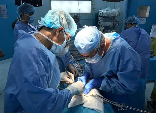 Chuyên gia Bỉ và các bác sĩ thực hiện ca ghép gan cho bệnh nhi. Ảnh: Bệnh viện Nhi Đồng 2 cung cấp, TTXVN phát