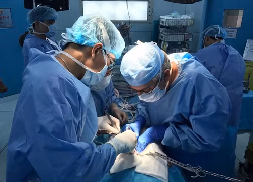 Chuyên gia Bỉ và các bác sĩ thực hiện ca ghép gan cho bệnh nhi. Ảnh: Bệnh viện Nhi Đồng 2 cung cấp, TTXVN phát