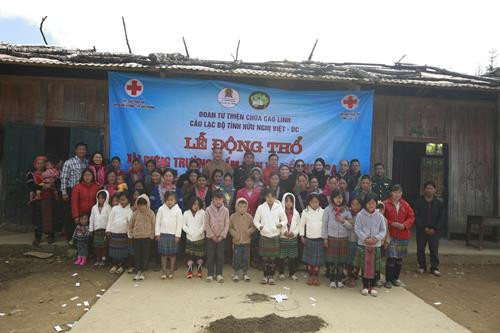 Chụp ảnh lưu niệm với đồng bào và các em nhỏ địa phương