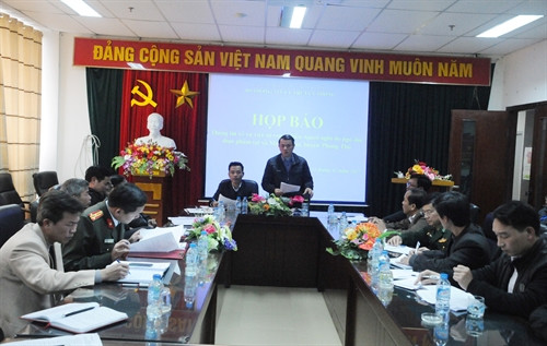 Sở Thông tin và Truyền thông Lai Châu tổ chức họp báo khẩn cấp để thông tin về vụ ngộ độc thực phẩm tại xã biên giới Ma Ly Chải, huyện Phong Thổ (Lai Châu), khiến nhiều người đã tử vong và hàng chục người phải nhập viện cấp cứu, điều trị. Sở Thông tin và Truyền thông Lai Châu tổ chức họp báo khẩn cấp để thông tin về vụ ngộ độc thực phẩm tại xã biên giới Ma Ly Chải, huyện Phong Thổ (Lai Châu), khiến nhiều người đã tử vong và hàng chục người phải nhập viện cấp cứu, điều trị.