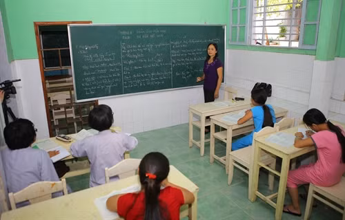 Không quản ngại nắng mưa, cô luôn cần mẫn, chăm chỉ dạy học cho trẻ mô côi ở Trung tâm nuôi dạy trẻ mồ côi chùa Đức Sơn.