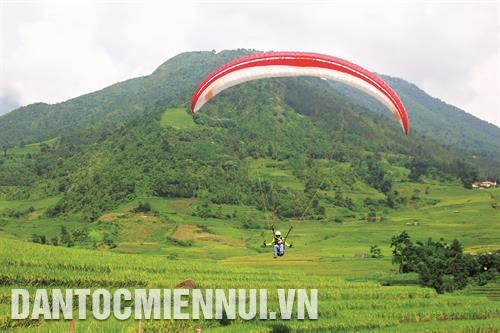 Nằm trong khuôn khổ các hoạt động của Lễ hội mùa Thu - Bát Xát năm 2018, tại xã Mường Hum đã diễn ra chương trình biểu diễn dù lượn. Ảnh: Cao Hương