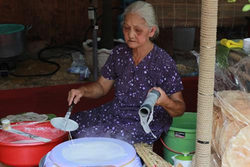 Trong quá trình khuấy bột, nồi hơi tráng bánh cũng được làm nóng đến nhiệt độ thích hợp. Trước khi tráng, nồi hơi được thoa qua một lớp nước lọc cho phần vải thấm mềm, thoáng hơi. Sau đó người bán sẽ múc một thìa bột và dàn đều ra trên miếng vải của nồi hơi. Chỉ tầm khoảng 2 phút là bánh chín, lúc đấy khéo léo dùng que tre mỏng, dỡ bánh lên trên một ống tre.