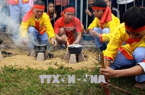 Thi nấu cơm tại lễ hội chùa Keo đầu năm 2018. Ảnh: Thế Duyệt – TTXVN