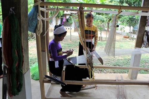 Dệt vải là nghề cha truyền con nối .