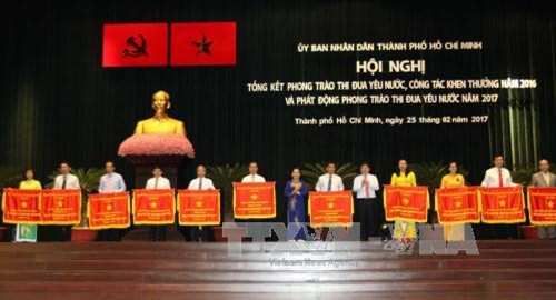 Các tập thể có thành tích xuất sắc trong phong trào thi đua yêu nước năm 2016 nhận Cờ thi đua của Chính phủ. Ảnh: Thanh Vũ-TTXVN