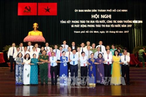 Bí thư Thành ủy Đinh La Thăng cùng các đồng chí lãnh đạo Ban Thi đua-Khen thưởng Trung ương và thành phố chung tay hưởng ứng phong trào thi đua yêu nước. Ảnh: Thanh Vũ-TTXVN