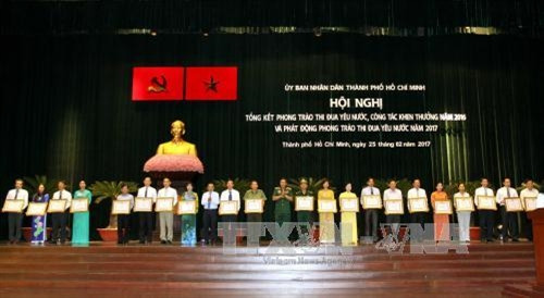 Các tập thể, cá nhân có thành tích trong phong trào thi đua yêu nước năm 2016 nhận Bằng khen của Chủ tịch UBND Thành phố Hồ Chí Minh. Ảnh: Thanh Vũ-TTXVN