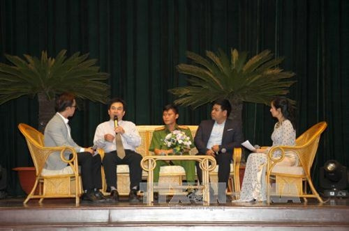 Giao lưu cùng các điển hình trong phong trào thi đua yêu nước. Ảnh: Thanh Vũ-TTXVN