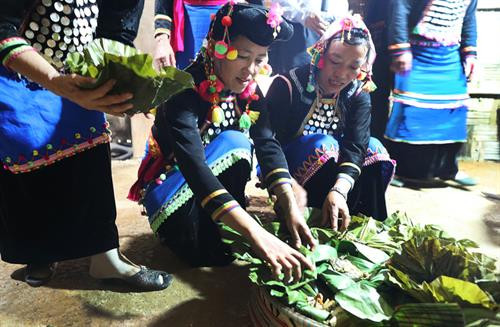"Cuộc sống của người dân tộc Si La gắn chặt với núi rừng, điều kiện canh tác rất khó khăn nên đồng bào luôn mơ ước về sự no đủ. Đó là lý do ra đời của Lễ mừng cơm mới", Nghệ nhân ưu tú Hù Cố Xuân, Kan Hồ, Mường Tè, Lai Châu nói. Lễ cơm mới diễn ra tại ra đình trưởng họ của mỗi dòng họ. Những người phụ nữ trong gia đình sẽ chuẩn bị các lễ vật. Trưởng họ sẽ chuẩn bị ba viên đá (1 viên đại diện cho thần linh, 1 viên là trưởng họ, 1 viên là khách đến nhà). Gia chủ (trưởng họ) thay mặt dòng họ để làm phần nghi lễ mời tổ tiên, ông bà, cha mẹ và những người đã khuất về hưởng thụ. Lễ cúng thường được làm vào buổi chiều, bởi theo quan niệm của người Si La khi mặt trời lặn ông bà mới có thể về bên con cháu. Những người đại diện cho các gia đình trong dòng họ chuẩn bị lễ vật, hẹn ngày y Hợi, Ngọ, Tỵ, Thân hoặc Thìn để mang lễ vật đi làm lễ. Khi đến nơi, mỗi người sẽ mở những lễ vật bày lên chiếc mâm lớn. Lễ vật là đồ ăn thức uống quen thuộc, được chuẩn bị từ nhiều ngày trước đó. Mỗi gia đình tự đồ cơm bằng gạo mới của nhà mình, gói trong lá chuối, 1 số loại củ như khoai sọ, gừng cùng với 1 con sóc, 1 con cua, 1 con cá đã được chế biến, gói vào lá chuối, hấp chín. Đây là những lễ vật bắt buộc phải có. Thầy cúng đặt cơm và cây lúa chuẩn bị thu hoạch lên ban thờ tổ tiên để kết thúc nghi thức cúng. Sau lễ, gia chủ và con cháu trong nhà bày mâm mời anh em họ hàng, khách khứa trong bản dự bữa cơm mới. Gia đình nào khó khăn, trưởng dòng họ cho đem lễ vật đã cúng về nhà ăn. Các phụ nữ say sưa uống rượu trong bữa cơm. Họ nhảy múa, hát các bài dân ca truyền thống, trò chơi dân gian của dân tộc mình. Các điệu hát và tiếng sáo, tiếng đàn vang lên khắp núi rừng báo hiệu một mùa bội thu, an lành, no ấm. "Cuộc sống của người dân tộc Si La gắn chặt với núi rừng, điều kiện canh tác rất khó khăn nên đồng bào luôn mơ ước về sự no đủ. Đó là lý do ra đời của Lễ mừng cơm mới", Nghệ nhân ưu tú Hù Cố Xuân, Kan Hồ, Mường Tè, Lai Châu nói. Lễ cơm mới diễn ra tại ra đình trưởng họ của mỗi dòng họ. Những người phụ nữ trong gia đình sẽ chuẩn bị các lễ vật. Trưởng họ sẽ chuẩn bị ba viên đá (1 viên đại diện cho thần linh, 1 viên là trưởng họ, 1 viên là khách đến nhà). Gia chủ (trưởng họ) thay mặt dòng họ để làm phần nghi lễ mời tổ tiên, ông bà, cha mẹ và những người đã khuất về hưởng thụ. Lễ cúng thường được làm vào buổi chiều, bởi theo quan niệm của người Si La khi mặt trời lặn ông bà mới có thể về bên con cháu. Những người đại diện cho các gia đình trong dòng họ chuẩn bị lễ vật, hẹn ngày y Hợi, Ngọ, Tỵ, Thân hoặc Thìn để mang lễ vật đi làm lễ. Khi đến nơi, mỗi người sẽ mở những lễ vật bày lên chiếc mâm lớn. Lễ vật là đồ ăn thức uống quen thuộc, được chuẩn bị từ nhiều ngày trước đó. Mỗi gia đình tự đồ cơm bằng gạo mới của nhà mình, gói trong lá chuối, 1 số loại củ như khoai sọ, gừng cùng với 1 con sóc, 1 con cua, 1 con cá đã được chế biến, gói vào lá chuối, hấp chín. Đây là những lễ vật bắt buộc phải có. Thầy cúng đặt cơm và cây lúa chuẩn bị thu hoạch lên ban thờ tổ tiên để kết thúc nghi thức cúng. Sau lễ, gia chủ và con cháu trong nhà bày mâm mời anh em họ hàng, khách khứa trong bản dự bữa cơm mới. Gia đình nào khó khăn, trưởng dòng họ cho đem lễ vật đã cúng về nhà ăn. Các phụ nữ say sưa uống rượu trong bữa cơm. Họ nhảy múa, hát các bài dân ca truyền thống, trò chơi dân gian của dân tộc mình. Các điệu hát và tiếng sáo, tiếng đàn vang lên khắp núi rừng báo hiệu một mùa bội thu, an lành, no ấm.