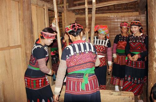 Gia chủ làm lễ giữ hồn lúa mẹ tại nương lúa. Sau khi gặt xong, các gia đình gùi lúa về nhà. Họ cùng nhau giã gạo để nấu cơm mới, chuẩn bị cho các nghi thức trong ngày hội. Chủ nương làm mâm lễ cúng mừng cơm mới. Chủ nhà dâng cơm mới mời tổ tiên về hưởng và phù hộ cho gia đình con cháu sang năm mùa màng bội thu, cuộc sống no đủ. Bà chủ nhà lấy cum lúa đè lên hồn vía lúa (dùng lá ngái bọc hồn vía lúa) giữ trên sàn gác. Mâm cơm mới dành cho vợ chồng chủ nhà theo đúng nghi thức. Người Xá Phó cùng nhau hát múa theo nghi thức truyền thống trong ngày tổ chức lễ hội “Già sợ da”. Gia chủ làm lễ giữ hồn lúa mẹ tại nương lúa. Sau khi gặt xong, các gia đình gùi lúa về nhà. Họ cùng nhau giã gạo để nấu cơm mới, chuẩn bị cho các nghi thức trong ngày hội. Chủ nương làm mâm lễ cúng mừng cơm mới. Chủ nhà dâng cơm mới mời tổ tiên về hưởng và phù hộ cho gia đình con cháu sang năm mùa màng bội thu, cuộc sống no đủ. Bà chủ nhà lấy cum lúa đè lên hồn vía lúa (dùng lá ngái bọc hồn vía lúa) giữ trên sàn gác. Mâm cơm mới dành cho vợ chồng chủ nhà theo đúng nghi thức. Người Xá Phó cùng nhau hát múa theo nghi thức truyền thống trong ngày tổ chức lễ hội “Già sợ da”.