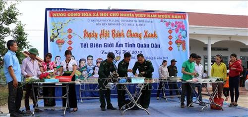 Người dân và các lực lượng vũ trang tham gia thi gói bánh chưng vào chiều 23/1/2019 tại xã vùng biên Ia Dal. Ảnh: Cao Nguyên – TTXVN Người dân và các lực lượng vũ trang tham gia thi gói bánh chưng vào chiều 23/1/2019 tại xã vùng biên Ia Dal. Ảnh: Cao Nguyên – TTXVN