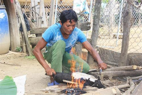 Lễ vật tuỳ theo khả năng mỗi người, có thể là một con heo nhỏ, có khi chỉ cần 1 con gà Lễ vật tuỳ theo khả năng mỗi người, có thể là một con heo nhỏ, có khi chỉ cần 1 con gà