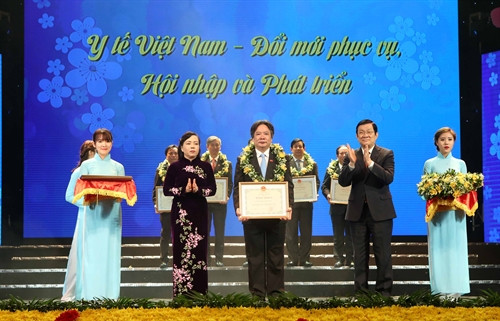 Chủ tịch nước Trương Tấn Sang và Bộ trưởng Bộ Y tế Nguyễn Thị Kim Tiến trao tặng Bằng khen của Bộ trưởng Bộ Y tế cho Bệnh viện Hữu nghị Việt - Đức đã có thành tích trong việc nâng cao chất lượng khám, chữa bệnh, đổi mới phong cách phục vụ và giảm tải bệnh viện. Chủ tịch nước Trương Tấn Sang và Bộ trưởng Bộ Y tế Nguyễn Thị Kim Tiến trao tặng Bằng khen của Bộ trưởng Bộ Y tế cho Bệnh viện Hữu nghị Việt - Đức đã có thành tích trong việc nâng cao chất lượng khám, chữa bệnh, đổi mới phong cách phục vụ và giảm tải bệnh viện.