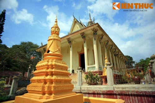 Tọa lạc tại khóm 3, thị trấn Châu Thành, thuộc huyện Châu Thành, tỉnh Trà Vinh, chùa Hang (tên chính thức là chùa Kompông Chrây) được coi là một trong những ngôi chùa Khmer Nam Bộ đẹp và độc đáo nhất Việt Nam. Chùa được thành lập năm 1637 và đã trải qua 22 đời sư trụ trì. Năm 1968 trong sự kiện Tết Mậu Thân, chùa bị bom đạn tàn phá nặng nề. Năm 1977, sư Thạch Suông (nay là sư trụ trì đời thứ 23) trở về, và vận động phục dựng lại chùa. Từ đó đến nay, qua nhiều lần trùng tu, ngôi chùa trở nên khang trang và bề thế. Do cổng phụ của ngôi chùa được thiết kế như một cái hang nên người dân trong vùng quen gọi đây là chùa Hang. Lâu dần,khách thập phương chỉ còn biết đến ngôi chùa qua tên gọi chùa Hang Trà Vinh. Cổng phụ nằm ven tỉnh lộ 36, xây dựng vòm cuốn, tường rất dày, dài 12m, gồm một lối đi chính và hai lối đi phụ ở hai bên, thông với nhau bằng nhiều cổng vòm gợi liên tưởng đến một cái hang. Đây là kiểu thiết kế cổng chùa độc nhất vô nhị, có lẽ không chỉ ở Việt Nam mà còn ở các ngôi chùa Phật giáo trên thế giới.