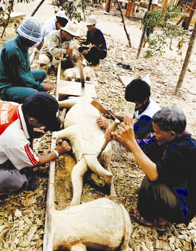 Các nghệ nhân làm tượng trang trí cho nhà Gươl