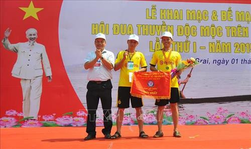 Ban tổ chức trao giải cho các đội đua tham dự lễ hội. Ảnh: Hoài Nam – TTXVN. Ban tổ chức trao giải cho các đội đua tham dự lễ hội. Ảnh: Hoài Nam – TTXVN.