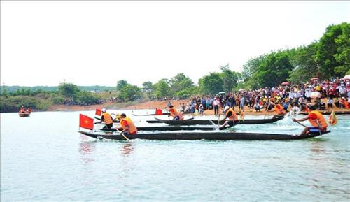 Các đội đua tham dự lễ hội. Ảnh: Hoài Nam – TTXVN Các đội đua tham dự lễ hội. Ảnh: Hoài Nam – TTXVN