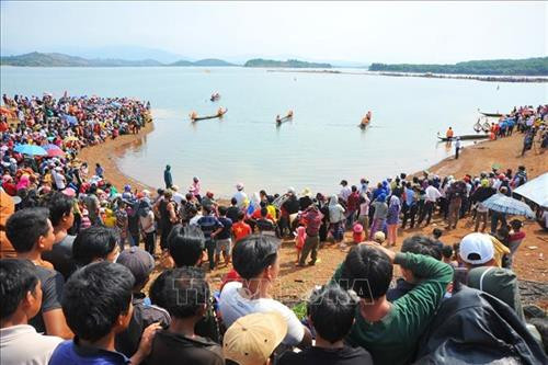 Nhân dân và du khách tham dự lễ hội. Ảnh: Hoài Nam – TTXVN Nhân dân và du khách tham dự lễ hội. Ảnh: Hoài Nam – TTXVN