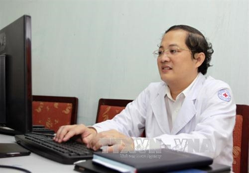 Bác sĩ Nguyễn Minh Quân, Giám đốc Bệnh viện quận Thủ Đức tại phòng làm việc. Ảnh: Phương Vy - TTXVN. Bác sĩ Nguyễn Minh Quân, Giám đốc Bệnh viện quận Thủ Đức tại phòng làm việc. Ảnh: Phương Vy - TTXVN.