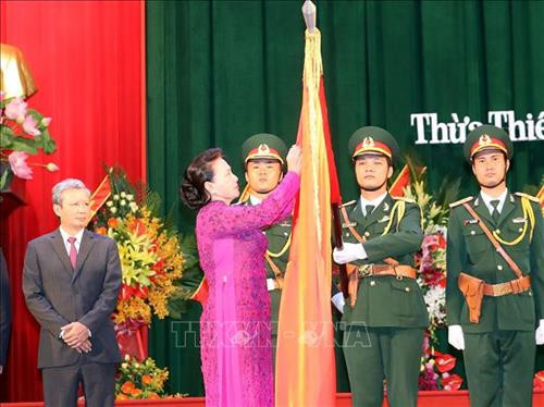 Chủ tịch Quốc hội Nguyễn Thị Kim Ngân gắn Huân chương Độc lập hạng Nhất lên cờ truyền thống của tỉnh Thừa Thiên Huế. Ảnh: Trọng Đức - TTXVN Chủ tịch Quốc hội Nguyễn Thị Kim Ngân gắn Huân chương Độc lập hạng Nhất lên cờ truyền thống của tỉnh Thừa Thiên Huế. Ảnh: Trọng Đức - TTXVN