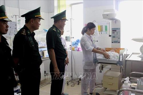 Bé sơ sinh được chăm sóc tại Trung tâm Y tế thành phố Móng Cái, tỉnh Quảng Ninh. Ảnh: Đức Hiếu - TTXVN Bé sơ sinh được chăm sóc tại Trung tâm Y tế thành phố Móng Cái, tỉnh Quảng Ninh. Ảnh: Đức Hiếu - TTXVN