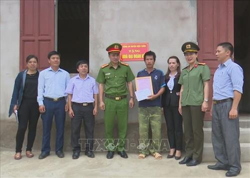 Trung tá Đinh Thị Thêu cùng lãnh đạo Công an huyện Mộc Châu, tỉnh Sơn La trao nhà Đại đoàn kết tại xã Chiềng Sơn. Ảnh: Nguyễn Cường – TTXVN Trung tá Đinh Thị Thêu cùng lãnh đạo Công an huyện Mộc Châu, tỉnh Sơn La trao nhà Đại đoàn kết tại xã Chiềng Sơn. Ảnh: Nguyễn Cường – TTXVN