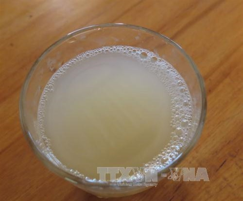 Rượu Tr’đin có màu trắng đục, với vị rượu thơm dịu