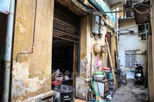 Thế nhưng đấy là kết cấu nhà, còn thực tế cho thấy, những hộ dân nơi đây đang phải chịu cảnh sống nhếch nhác, khổ sở, mỗi khi mưa lớn là nước ngập vào tận trong nhà. (Ảnh: Minh Sơn/Vietnam+)