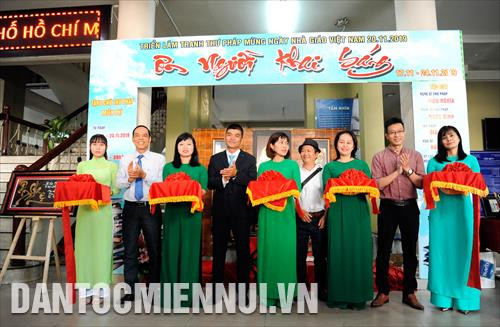 Các đại biểu cắt băng khai mạc triển lãm