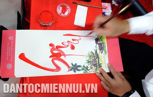 Kỷ lục gia thế giới, nghệ nhân thư pháp Võ Dương biểu diễn kỹ thuật thư pháp tại triển lãm