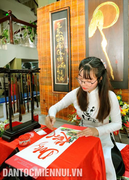 Biểu diễn viết thư pháp tại triển lãm