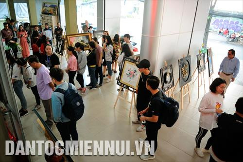 Triển lãm thu hút đông đảo các bạn trẻ, người đam mê thư pháp đến tham dự, thưởng lãm
