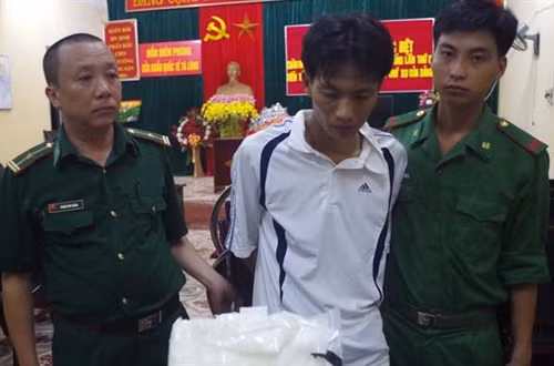 Cán bộ, chiến sỹ Đồn Biên phòng Cửa khẩu Quốc tế Tà Lùng bắt giữ đối tượng Đặng Thế Hiệp cùng tang vật.
