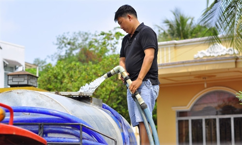 Anh Nguyễn Văn Tuấn (xã Phú Cường) bơm nước vào xe bồn để mang đi bán phục vụ cho người dân trong vùng. Anh Nguyễn Văn Tuấn (xã Phú Cường) bơm nước vào xe bồn để mang đi bán phục vụ cho người dân trong vùng.