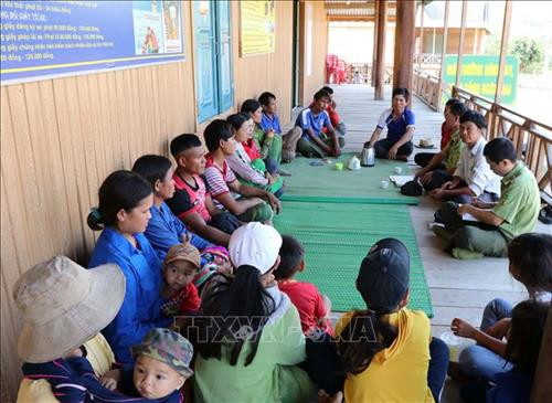 Kiểm lâm, các công ty lâm nghiệp địa phương kết hợp với các cuộc họp làng để tuyên truyền việc trồng rừng trên đất lâm nghiệp. Ảnh: Hồng Điệp - TTXVN Kiểm lâm, các công ty lâm nghiệp địa phương kết hợp với các cuộc họp làng để tuyên truyền việc trồng rừng trên đất lâm nghiệp. Ảnh: Hồng Điệp - TTXVN