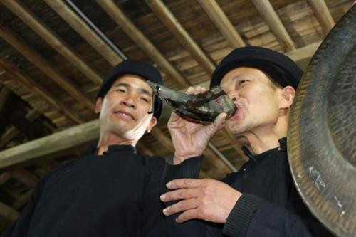 Nghi thức uống rượu của người La Chí trong tết Khu Cù Tê.