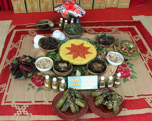 Mâm cỗ trong phần thi trình bày ẩm thực địa phương của tỉnh Hòa Bình. Ảnh: Hữu Quyết Mâm cỗ trong phần thi trình bày ẩm thực địa phương của tỉnh Hòa Bình. Ảnh: Hữu Quyết