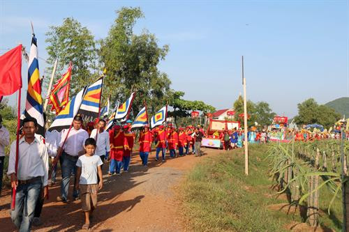 Lễ nghinh thần, rước sắc phong và bằng công nhận di tích từ mộ Thầy Thím về Dinh Thầy Thím tại xã Tân Tiến, thị xã La Gi (Bình Thuận). Ảnh: Nguyễn Thanh - TTXVN