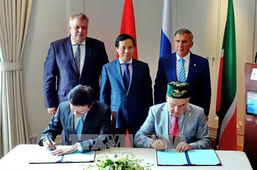 Ký kết biên bản ghi nhớ hợp tác giữa Phòng Thương mại và Công nghiệp Việt Nam (VCCI) và Phòng Thương mại CH Tatarstan. Ảnh: Thế Anh-TTXVN