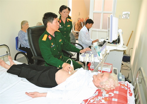 Cán bộ của Học viện Lục quân tham gia khám, chữa bệnh cho người dân trong vùng