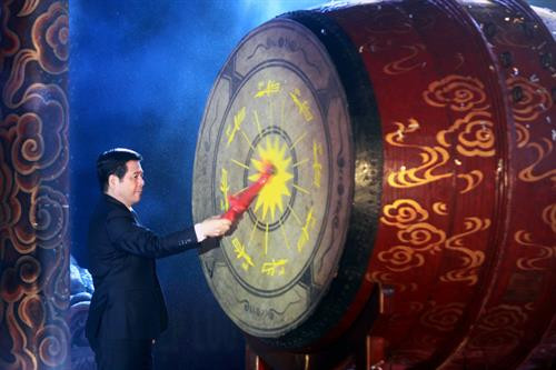 Ông Nguyễn Hồng Diên, Ủy viên Trung ương Đảng, Chủ tịch UBND tỉnh Thái Bình đánh trống khai mạc lễ hội đền Trần năm 2018. Ảnh: Thế Duyệt – TTXVN