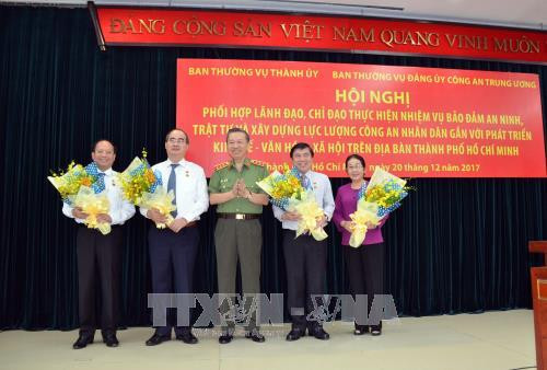 Bộ trưởng Bộ Công an Tô Lâm trao tặng kỷ niệm chương "Bảo vệ an ninh Tổ quốc" cho các lãnh đạo Thành phố có thành tích xuất sắc trong công tác đảm bảo an ninh trật tự, xây dựng lực lượng Công an nhân dân. Ảnh: Xuân Khu - TTXVN Bộ trưởng Bộ Công an Tô Lâm trao tặng kỷ niệm chương "Bảo vệ an ninh Tổ quốc" cho các lãnh đạo Thành phố có thành tích xuất sắc trong công tác đảm bảo an ninh trật tự, xây dựng lực lượng Công an nhân dân. Ảnh: Xuân Khu - TTXVN