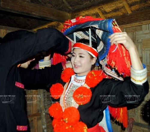 Cô dâu người Dao đỏ ở Tuyên Quang chuẩn bị trang điểm trước khi về nhà chồng.