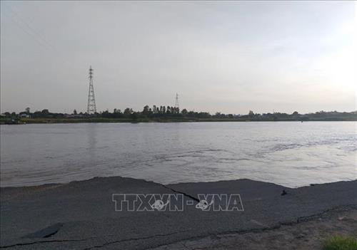 Quốc lộ 91 đoạn đi qua xã Bình Mỹ, An Giang bị sụp hoàn toàn xuống sông Hậu. Ảnh: Công Mạo-TTXVN Quốc lộ 91 đoạn đi qua xã Bình Mỹ, An Giang bị sụp hoàn toàn xuống sông Hậu. Ảnh: Công Mạo-TTXVN