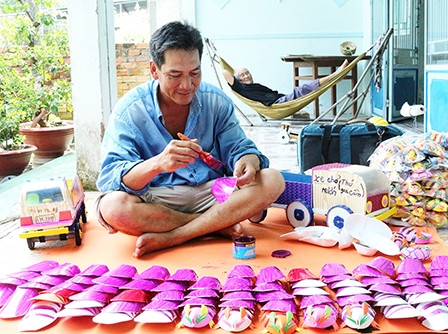 Làm đồ chơi dân gian trẻ em tại nhà anh Nguyễn Văn Truyền. Làm đồ chơi dân gian trẻ em tại nhà anh Nguyễn Văn Truyền.