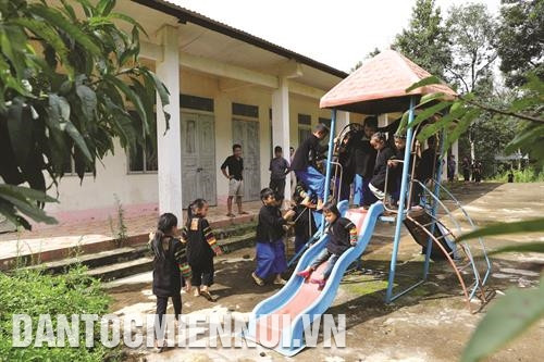 Cơ sở vật chất dành cho người Lô Lô đã có bước phát triển rõ rệt. Trong ảnh: Trẻ em sinh hoạt ngày hè tại điểm trường xóm Ngàm Lồm. Ảnh: An Thành Đạt