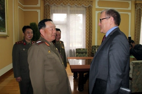 Trong ảnh (tư liệu): Đại sứ Nga tại Triều Tiên Alexander Matsegora (phải) trong cuộc gặp với Tướng Hyon Yong Chol của Triều Tiên tại Đại sứ quán Nga ở Bình Nhưỡng ngày 31/3/2015. "38 North"/ TTXVN